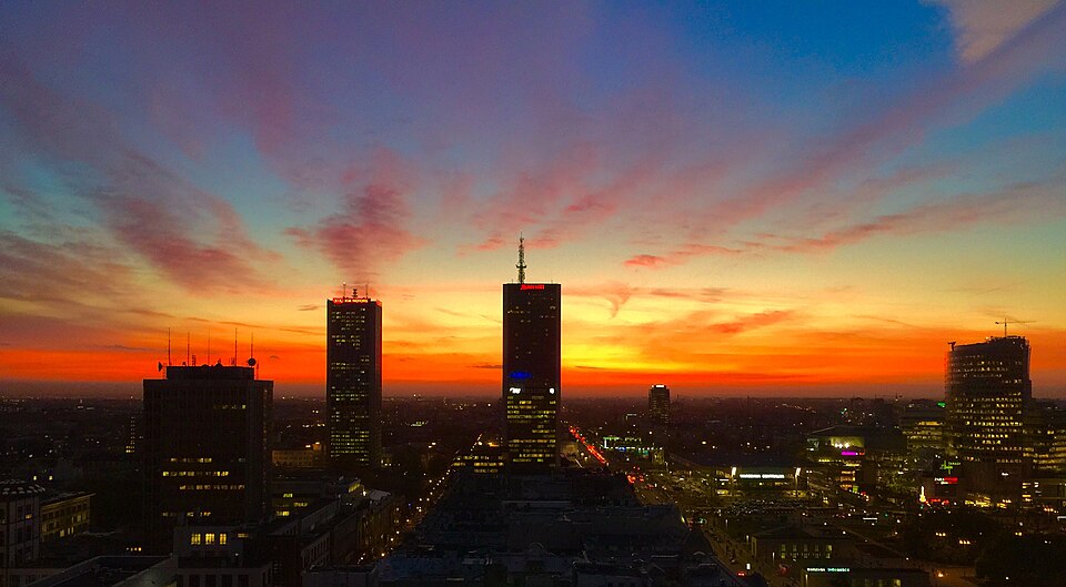 Zdjęcie ilustracyjne: A Warsaw skyline at dusk 3345h5u5