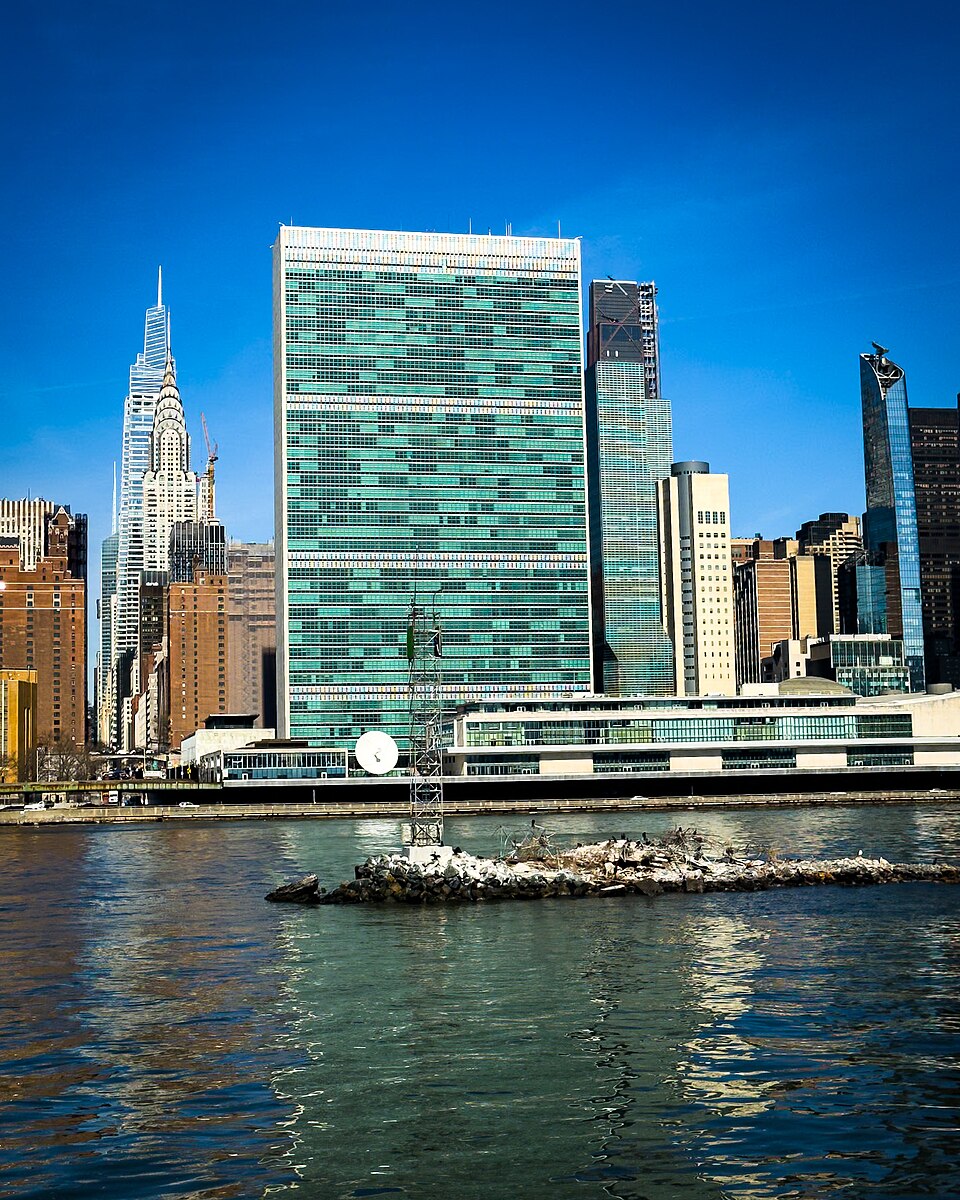 Zdjęcie ilustracyjne: United Nations Headquarters, seen from an NYC Ferry on the East River