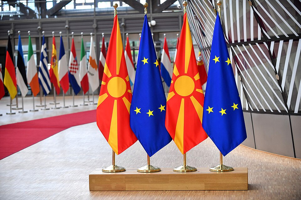 Zdjęcie ilustracyjne: Flags of the European Union and North Macedonia