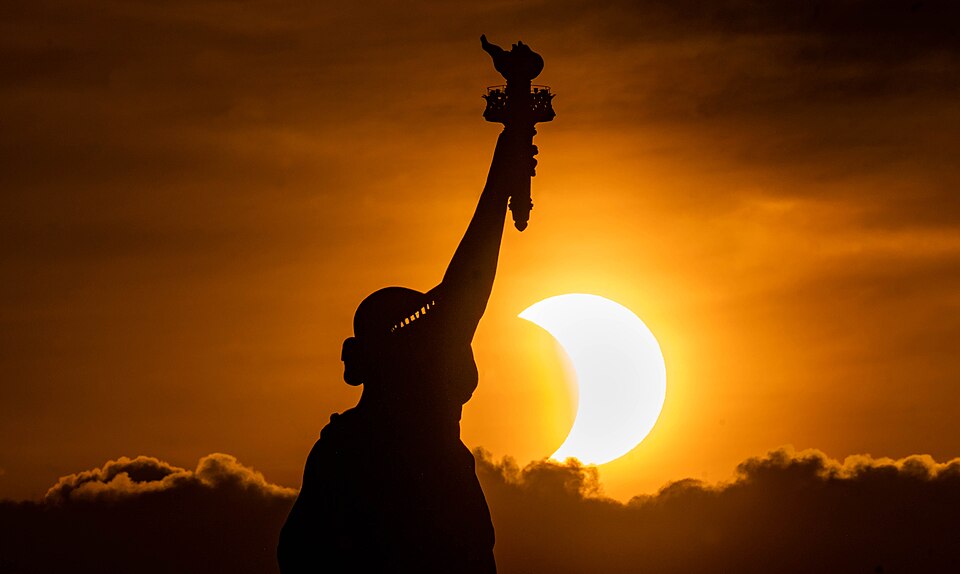 Zdjęcie ilustracyjne: Statue of Liberty Annular Solar Eclipse (51239095574).jpg