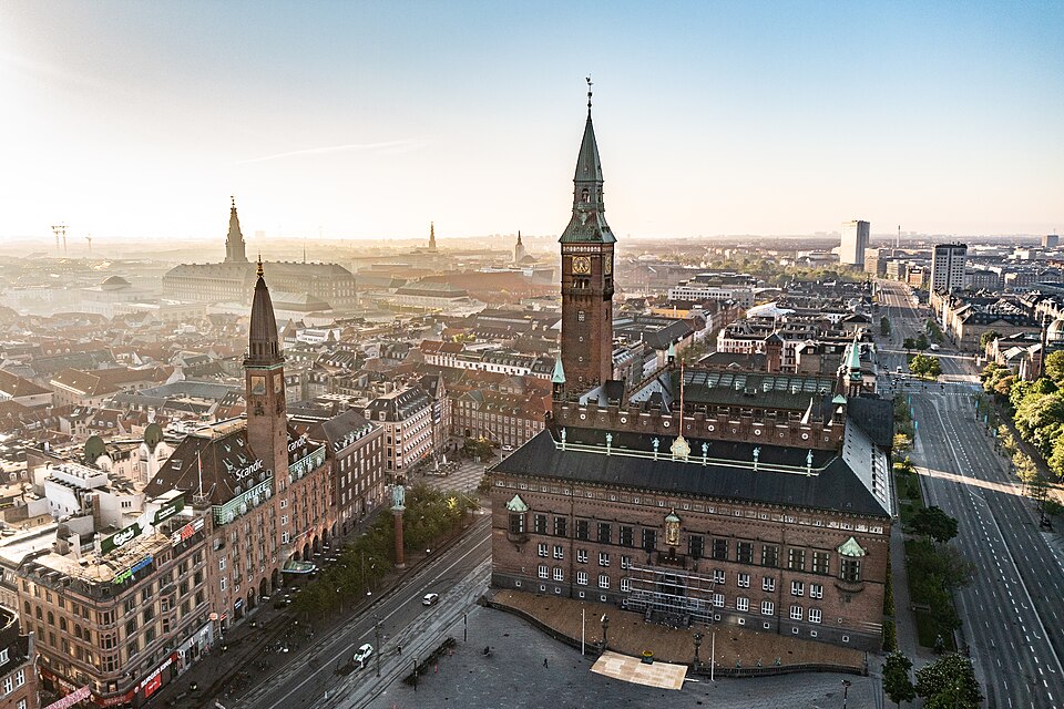 Zdjęcie ilustracyjne: Copenhagen City Hall on Rådhuspladsen (City Hall Square).jpg