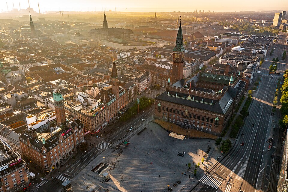 Zdjęcie ilustracyjne: Copenhagen City Hall on Rådhuspladsen (City Hall Square) 2.jpg
