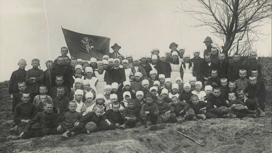 Zdjęcie ilustracyjne: Polish National Green Mountain School No. 36 students at the Lithuanian afforestation festival with the historical state flag of Lithuania Vytis (Waykimas).jpg