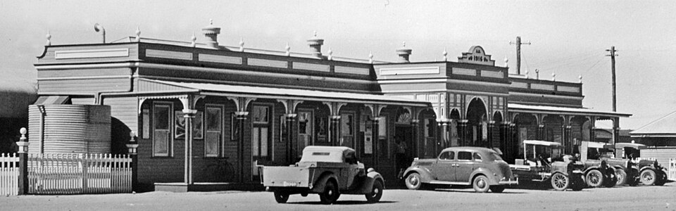Zdjęcie ilustracyjne: Cars parked outside Longreach Railway Station, Capricorn Highway, Longreach.jpg
