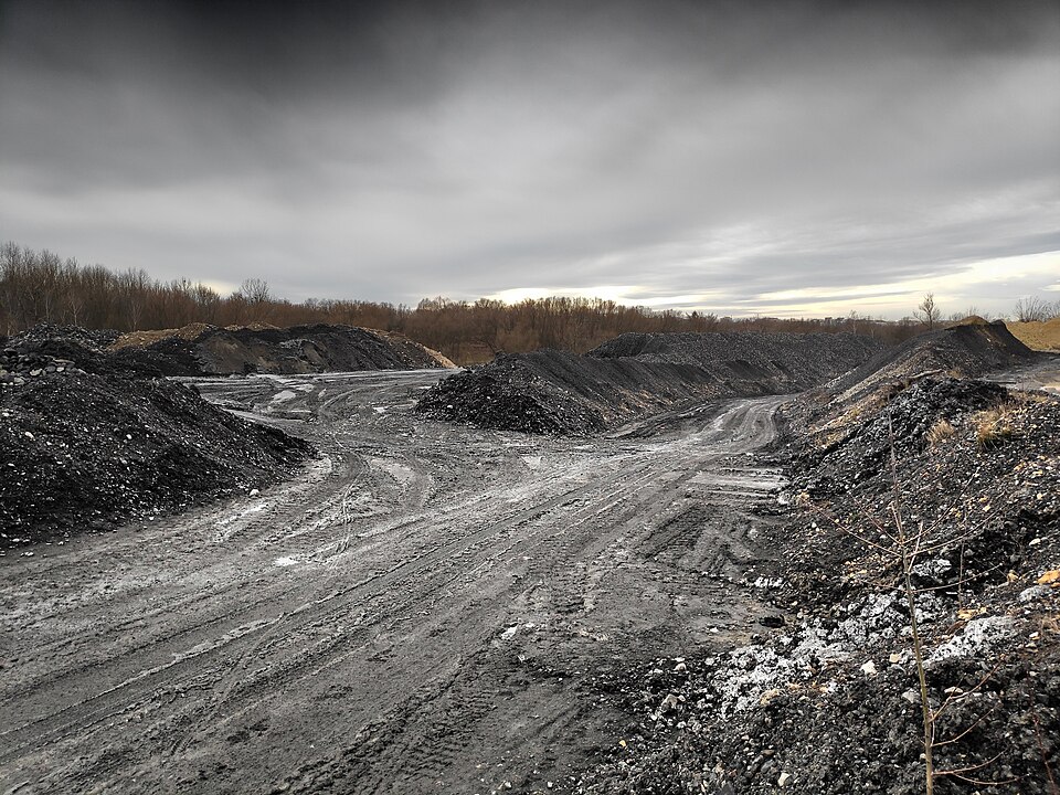 Zdjęcie ilustracyjne: 007 Slag heaps in Bytom, Poland - coal mining industrial landscape.jpg