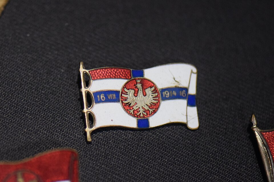 Zdjęcie ilustracyjne: 1914 Polish flag pin (28397626835).jpg