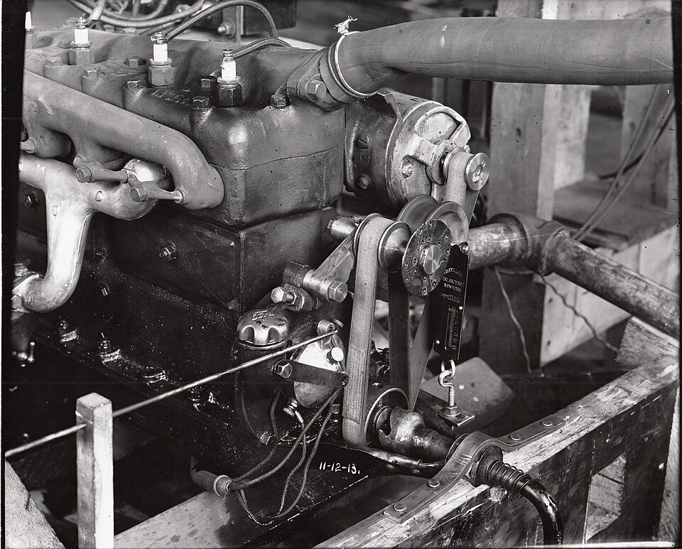 Zdjęcie ilustracyjne: Ford automobile engine with belt-driven generator. (21715193-e224-4819-8ff2-d1af0de1a5ae).jpg
