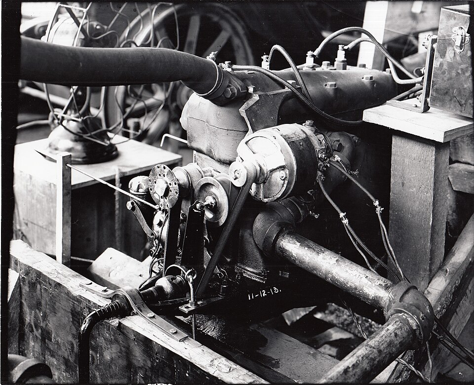 Zdjęcie ilustracyjne: Ford automobile engine with belt-driven generator. (84b7aa14-71cd-404b-908f-d74212d864f4).jpg