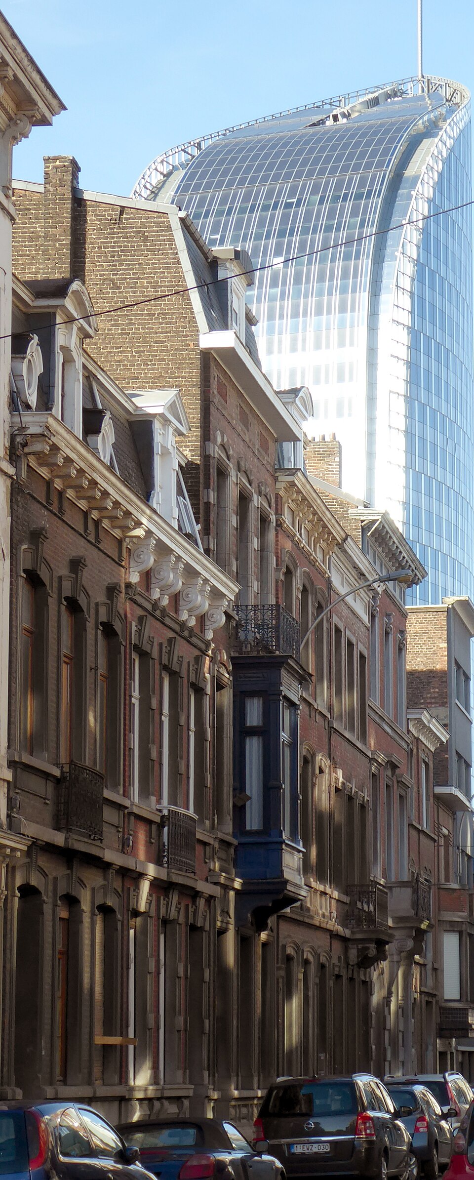 Zdjęcie ilustracyjne: Tour des Finances (Liège) mit Straßenszene.jpg