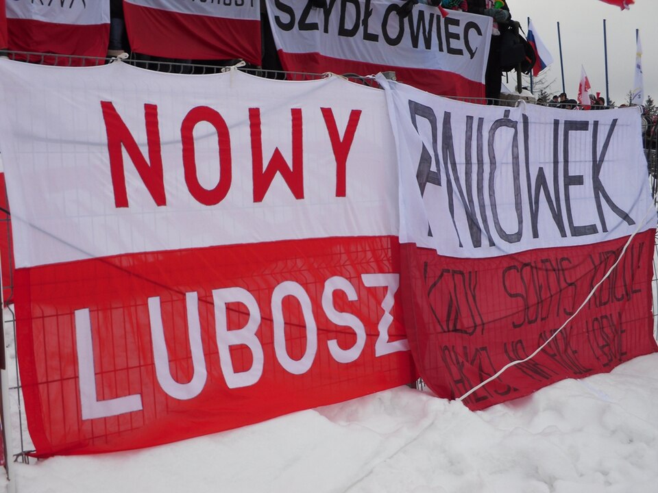 Zdjęcie ilustracyjne: Polish fans flag (5486270743).jpg