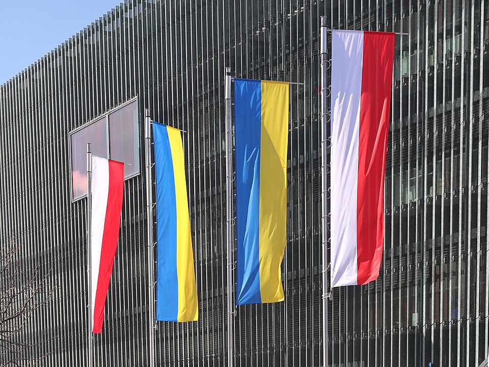 Zdjęcie ilustracyjne: 2022 Warszawa flagi Ukrainy i Polski, Muzeum Polin, 1.jpg