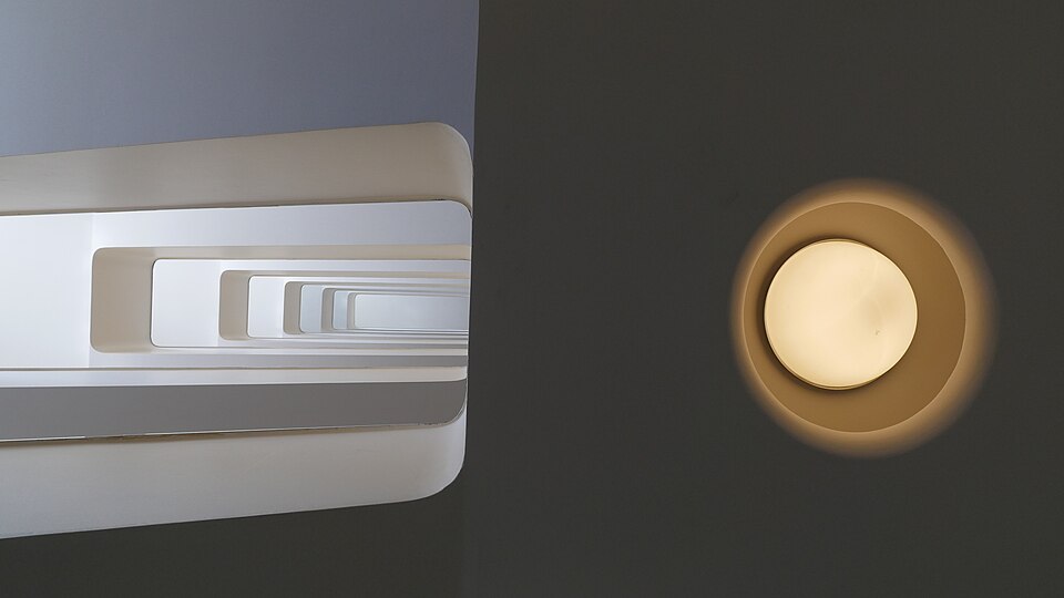 Zdjęcie ilustracyjne: Staircase of the BGK Building (26620981474).jpg