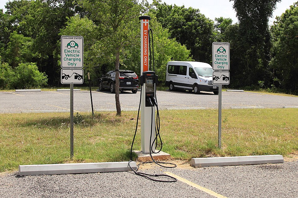Zdjęcie ilustracyjne: Electric Vehicle Charging Station McKinney Falls State Park Texas 2022.jpg