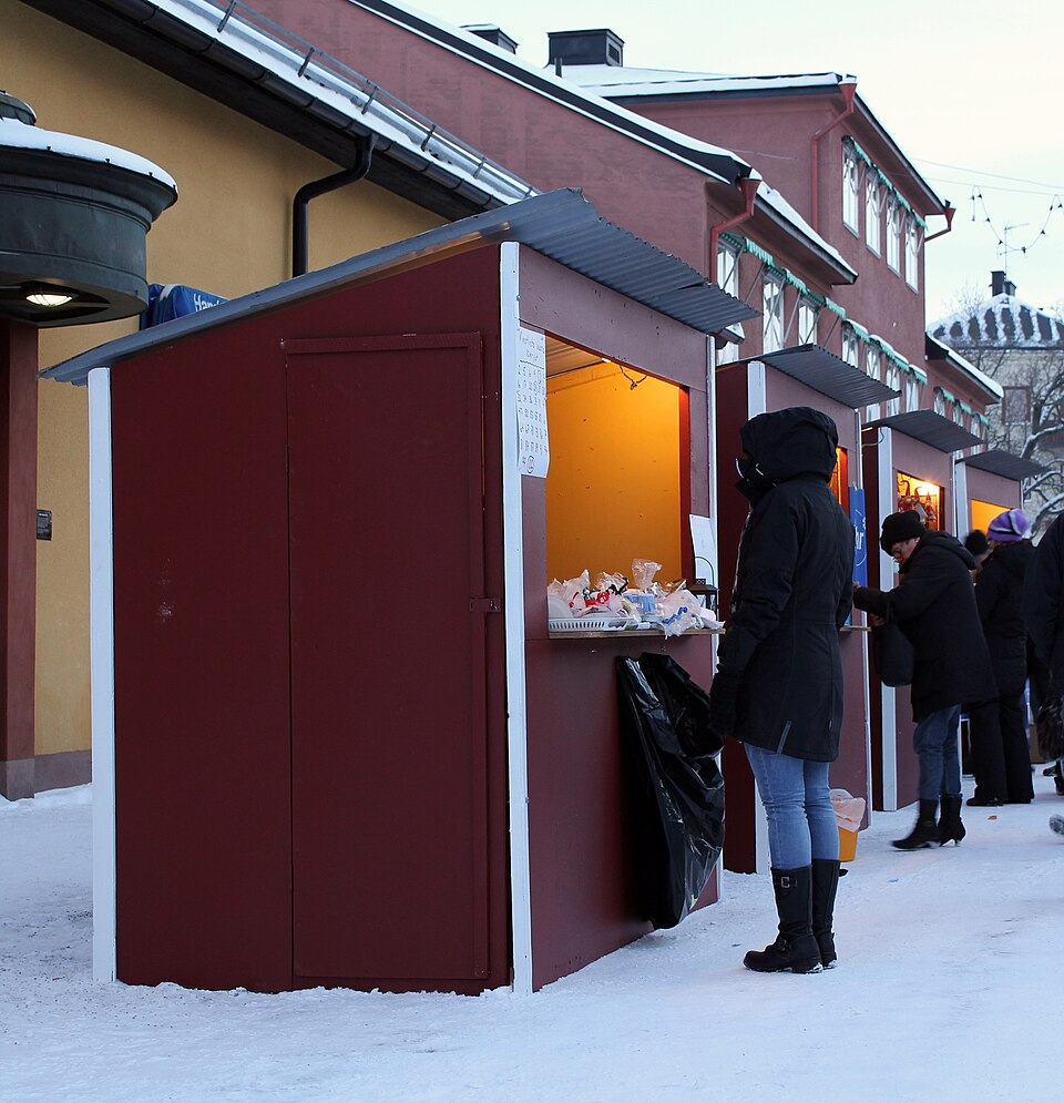 Zdjęcie ilustracyjne: Lottery stalls, Hedemora julskyltning.jpg