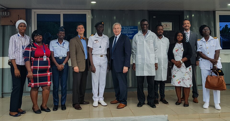 Zdjęcie ilustracyjne: Michael Osterholm at Ghana Armed Forces United States Naval Medical Research Unit-3 Molecular Lab.jpg