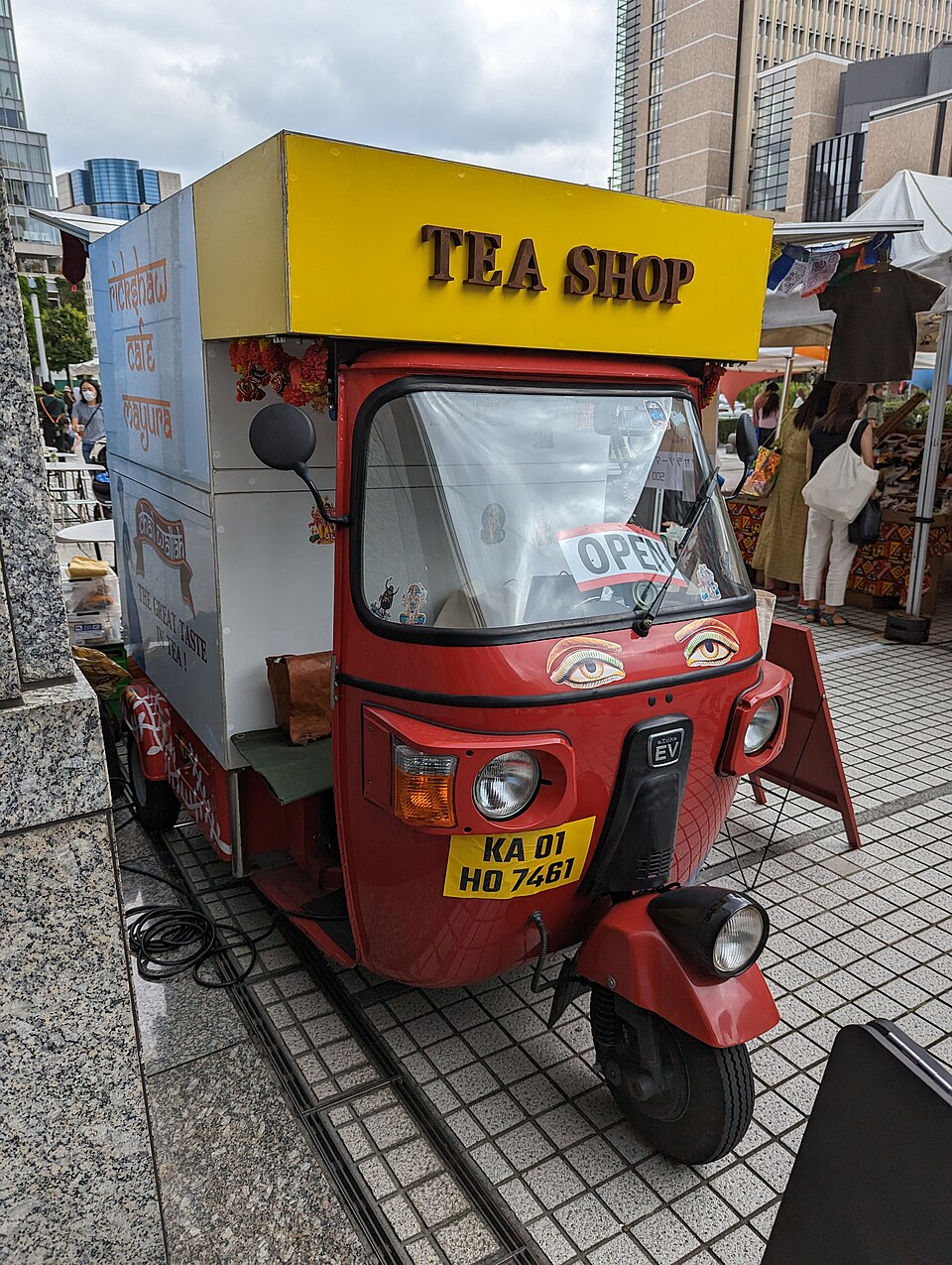 Zdjęcie ilustracyjne: ETrike EV tuktuk at Aoyama Farmers Market.jpg