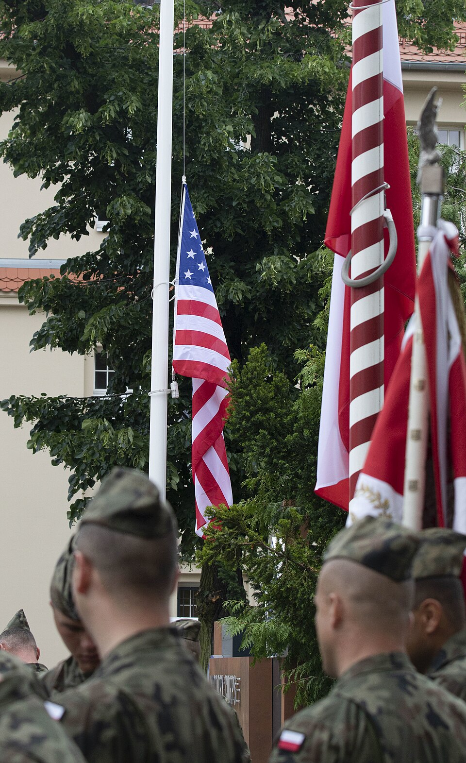 Zdjęcie ilustracyjne: Polish soldiers look at Polish and American flags.jpg