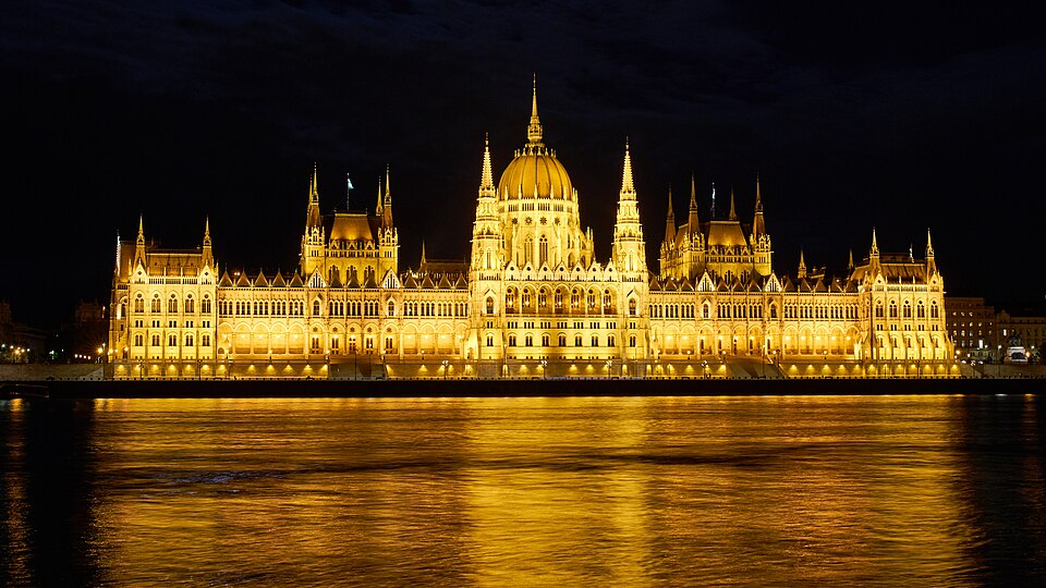 Zdjęcie ilustracyjne: Golden Parliament (50813472887).jpg