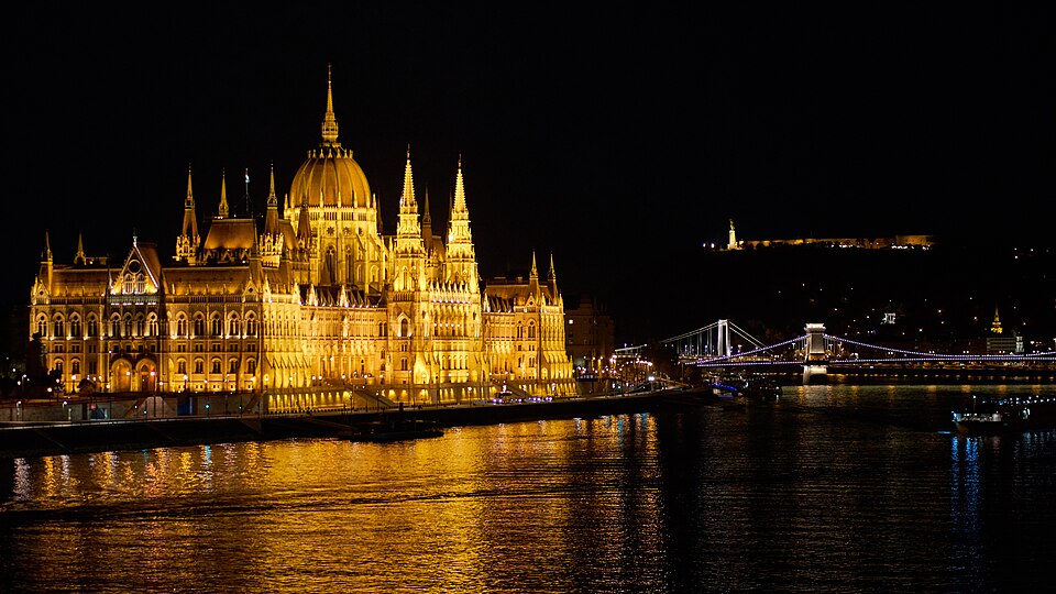 Zdjęcie ilustracyjne: Golden Parliament (49416106687).jpg