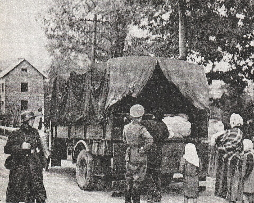 Zdjęcie ilustracyjne: 6 SS and German police send the Polish population to the German camp in Łódź, World War II.jpg