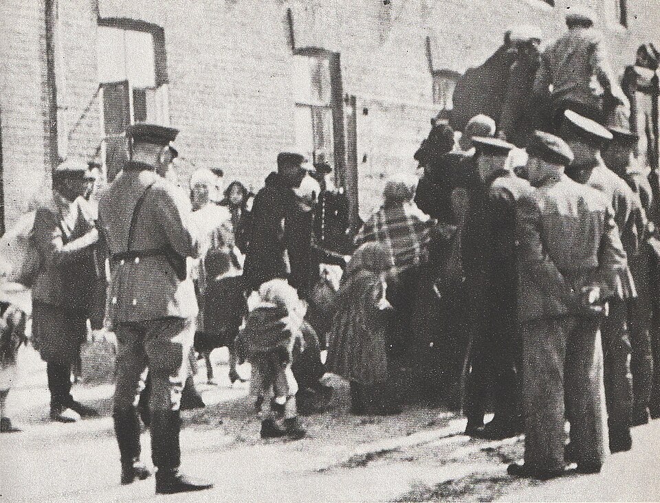 Zdjęcie ilustracyjne: 7 SS and German police send the Polish population to the German camp in Łódź during WW2.jpg