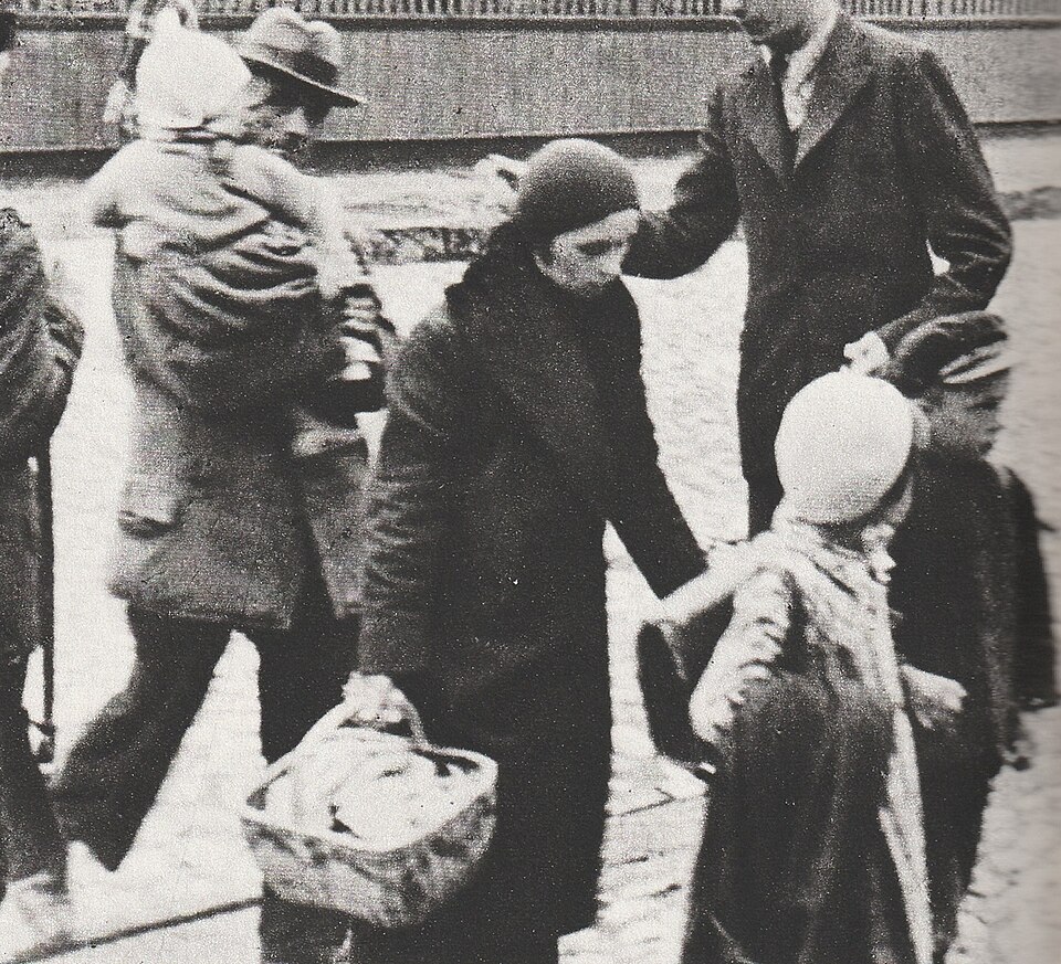 Zdjęcie ilustracyjne: 1 Repressed Polish family imprisoned in a German Nazi camp in Łódź, German-occupied Poland.jpg