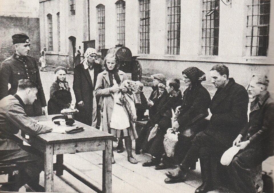 Zdjęcie ilustracyjne: Recording names by the German police in the German Nazi camp in Łódź. World War II.jpg