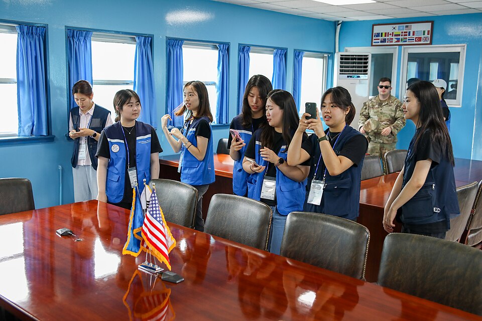 Zdjęcie ilustracyjne: United Nations Korean War Veterans Descendants Visit Joint Security Area - 52997668553.jpg