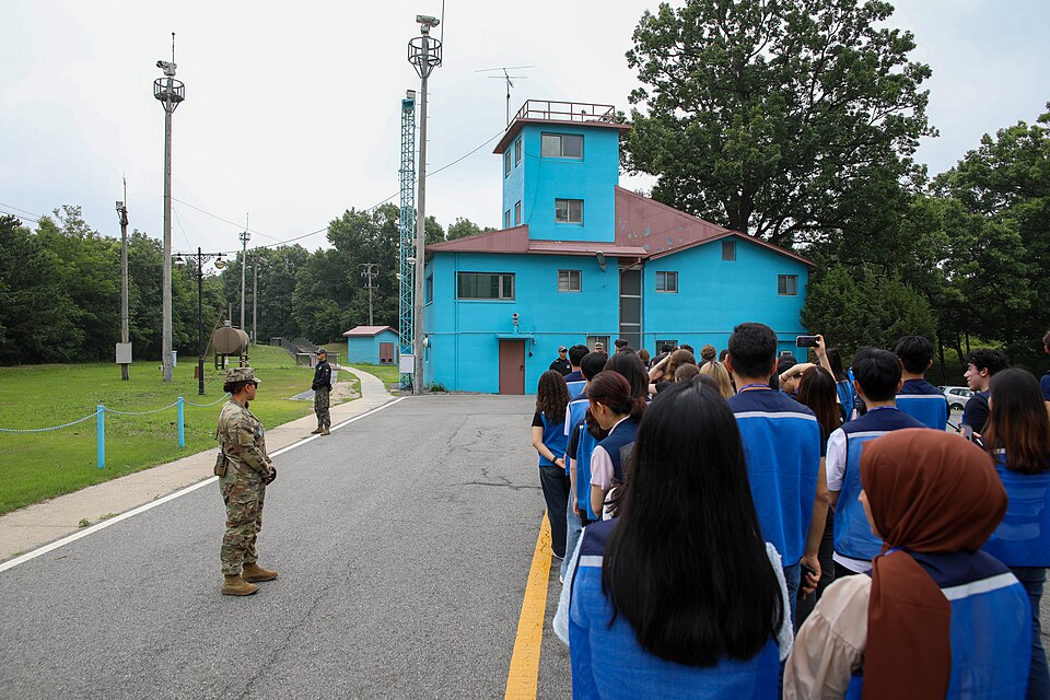 Zdjęcie ilustracyjne: United Nations Korean War Veterans Descendants Visit Joint Security Area - 52997567135.jpg