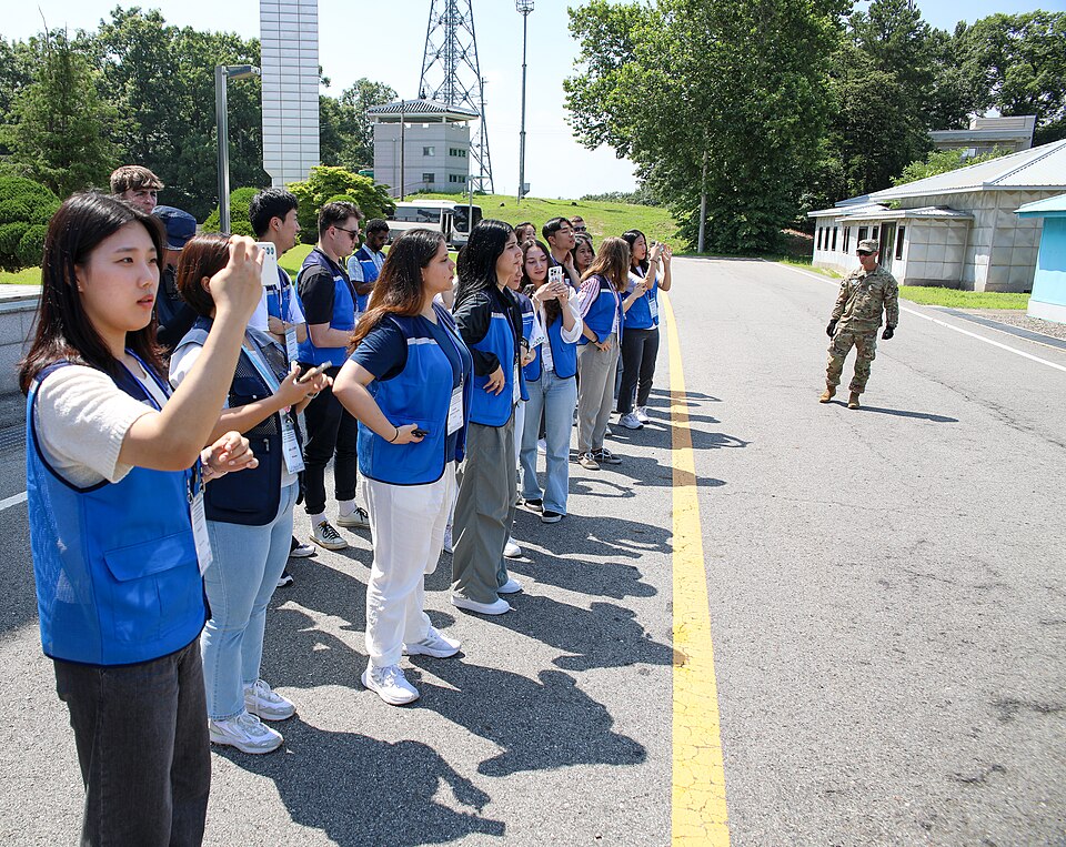 Zdjęcie ilustracyjne: United Nations Korean War Veterans Descendants Visit Joint Security Area - 52997344474.jpg
