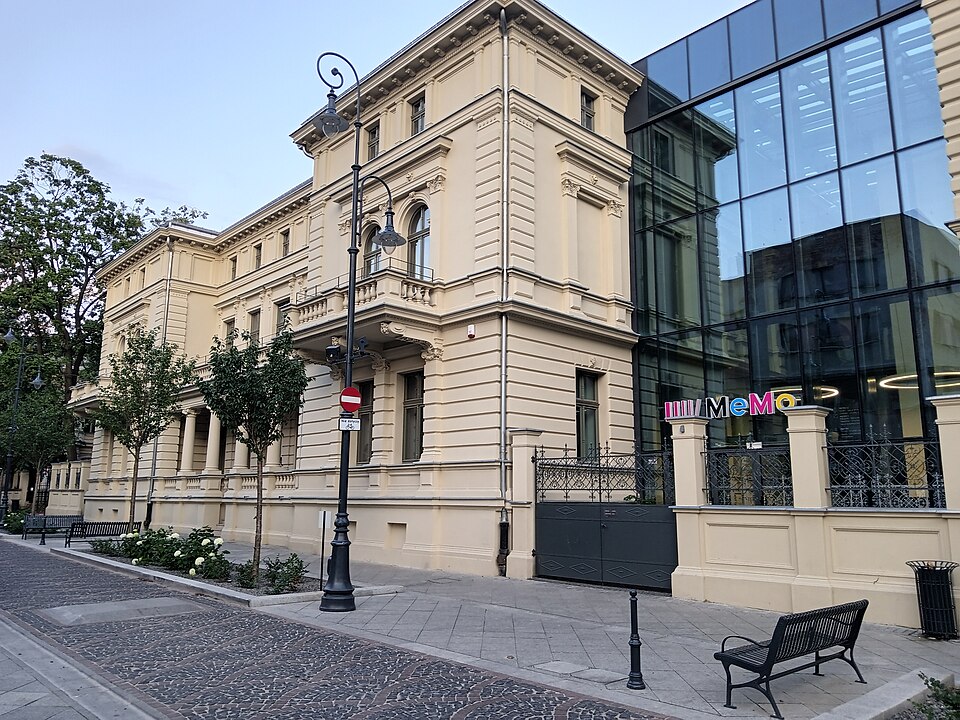 Zdjęcie ilustracyjne: Mediateka "MeMo", Moniuszki Street 5, Łódź, Poland.jpg