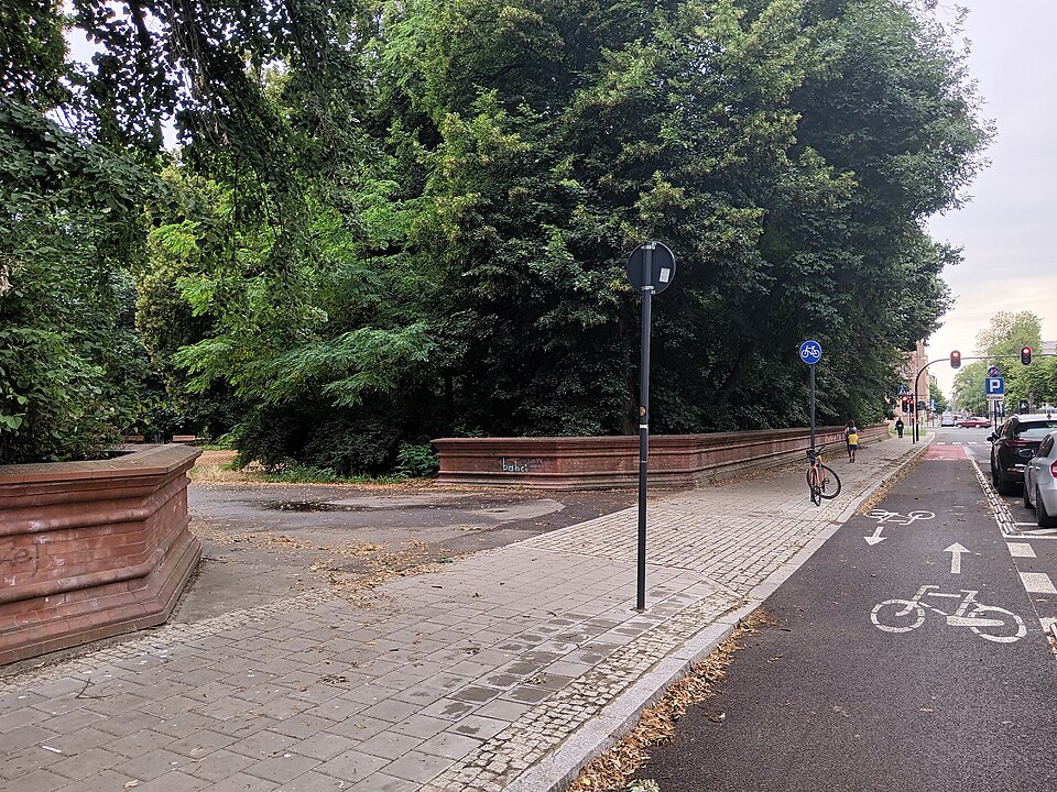 Zdjęcie ilustracyjne: Bicycle path at the City Park them. Stanisław Staszkic at Stefana Jaracza Street in Łódź, Poland.jpg