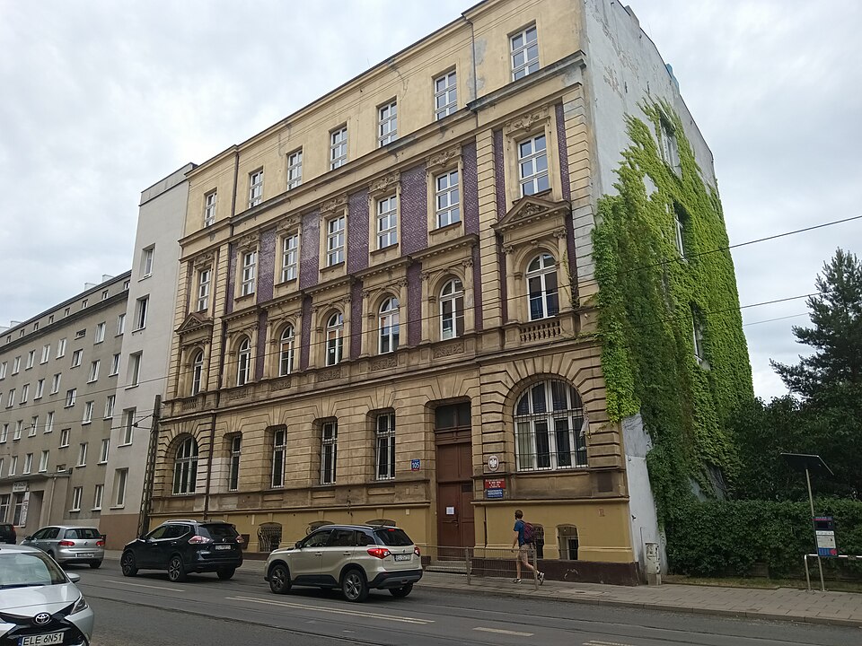 Zdjęcie ilustracyjne: VIII Lyceum them. Adam Asnyk in Łódź.jpg