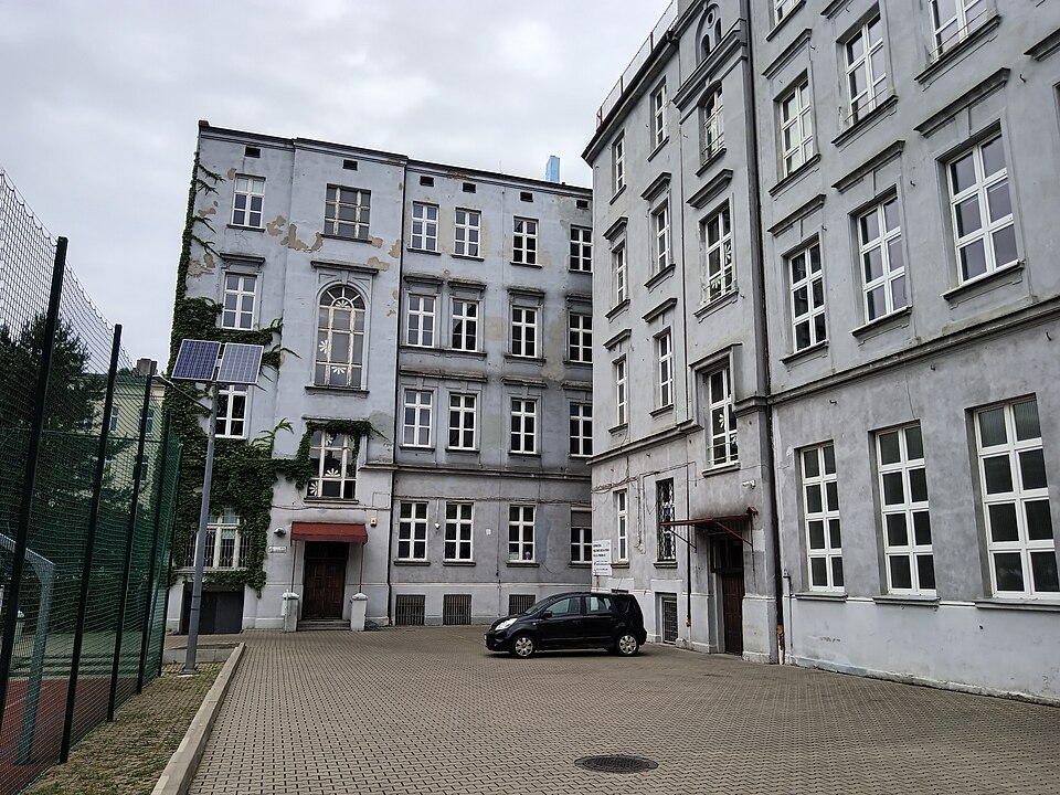 Zdjęcie ilustracyjne: School yard of VIII Lyceum them. Adam Asnyk in Łódź, Poland.jpg