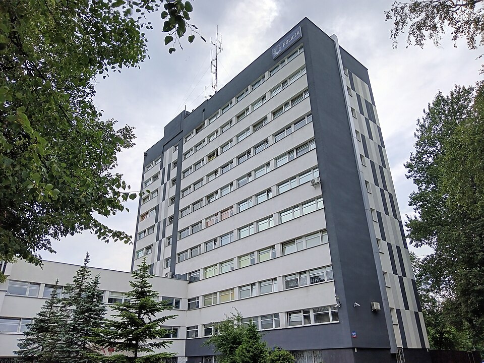 Zdjęcie ilustracyjne: Lutomierska Street 108–112, Łódź, Poland. One of the office buildings of the Voivodeship Police Headquarters.jpg