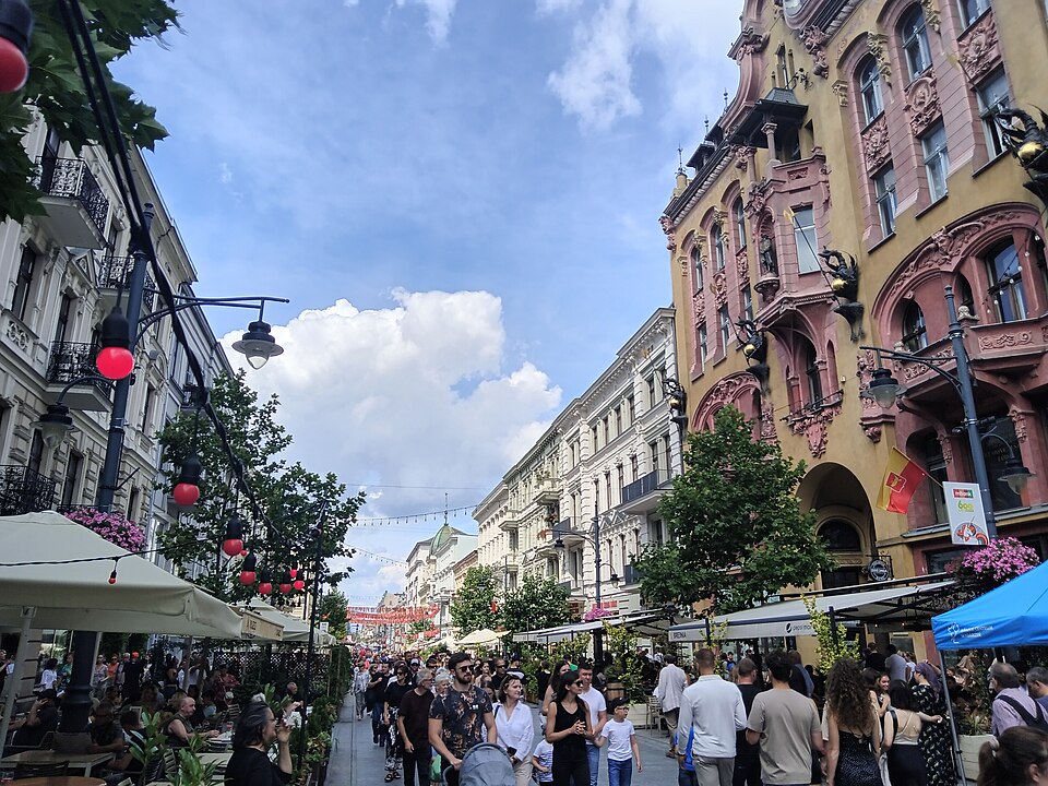 Zdjęcie ilustracyjne: Piotrkowska Street in Łodź during the celebrations of the 600th anniversary of granting Łódź city rights.jpg