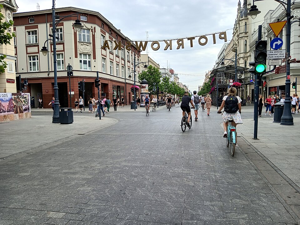 Zdjęcie ilustracyjne: Piotrkowska Street in Łódź at the intersection with Tuwima Street. July 2023, Łódz, Poland.jpg