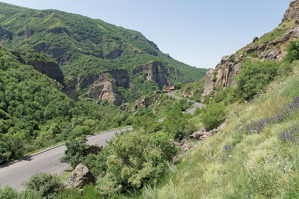Zdjęcie ilustracyjne: Geghard landscape, Armenia.jpg