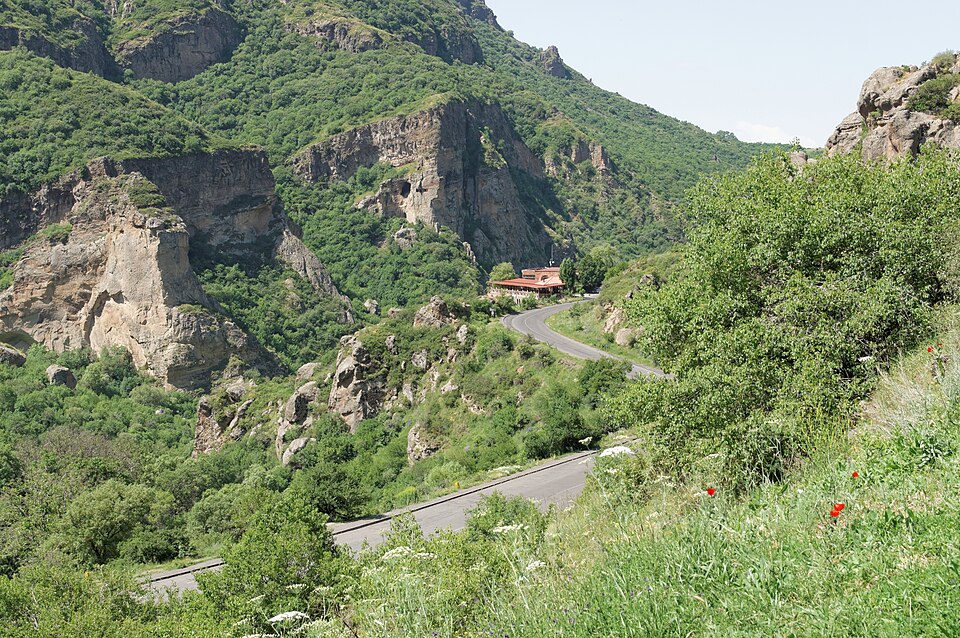 Zdjęcie ilustracyjne: Geghard landscape, Azat Valley, Armenia.jpg