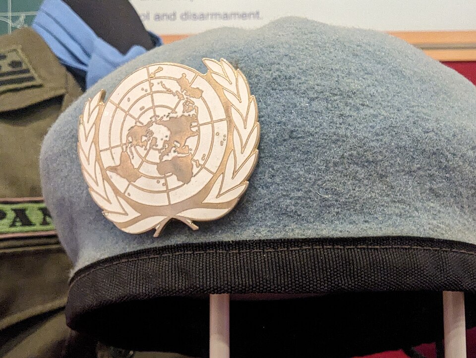 Zdjęcie ilustracyjne: United Nations beret at Japan Ground Self-Defense Force Public Information Center.jpg