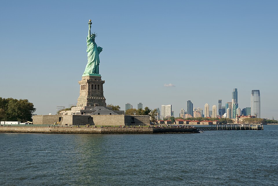 Zdjęcie ilustracyjne: View of Liberty Island from the ferry, NYC, 20231003 1607 2000.jpg