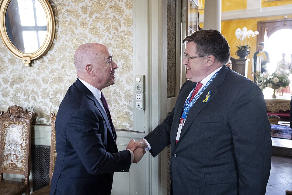 Zdjęcie ilustracyjne: U.S. Secretary of the Department of Homeland Security Secretary Alejandro Mayorkas travels to the United States-European Union Justice and Home Affairs Ministerial in Stockholm, Sweden on June 19, 2023 - 1.jpg