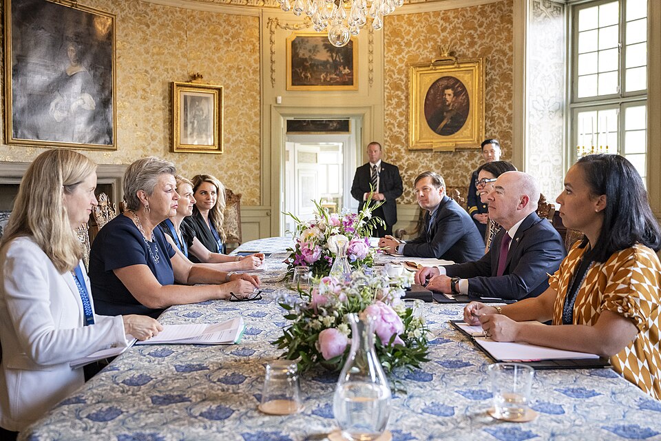 Zdjęcie ilustracyjne: U.S. Secretary of the Department of Homeland Security Secretary Alejandro Mayorkas travels to the United States-European Union Justice and Home Affairs Ministerial in Stockholm, Sweden on June 19, 2023 - 8.jpg