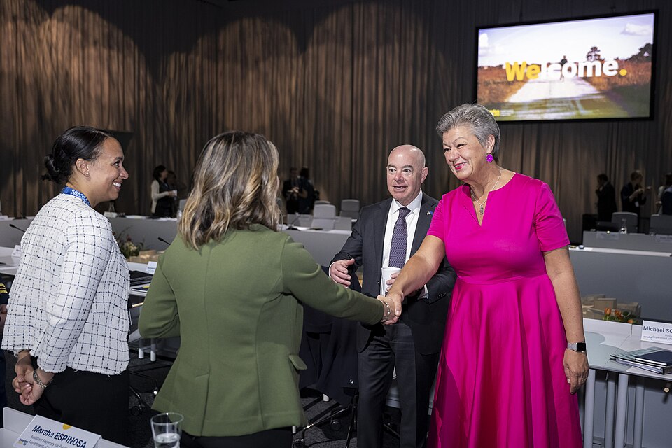 Zdjęcie ilustracyjne: U.S. Secretary of the Department of Homeland Security Secretary Alejandro Mayorkas travels to the United States-European Union Justice and Home Affairs Ministerial in Stockholm, Sweden on June 19, 2023 - 20.jpg