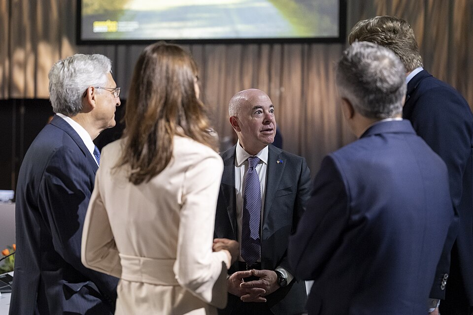 Zdjęcie ilustracyjne: U.S. Secretary of the Department of Homeland Security Secretary Alejandro Mayorkas travels to the United States-European Union Justice and Home Affairs Ministerial in Stockholm, Sweden on June 19, 2023 - 24.jpg