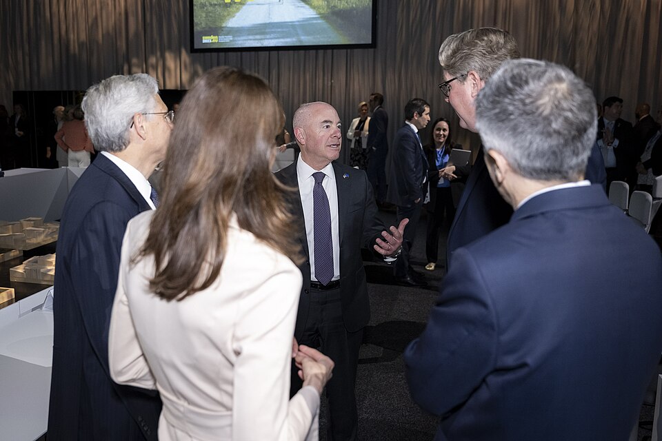 Zdjęcie ilustracyjne: U.S. Secretary of the Department of Homeland Security Secretary Alejandro Mayorkas travels to the United States-European Union Justice and Home Affairs Ministerial in Stockholm, Sweden on June 19, 2023 - 26.jpg