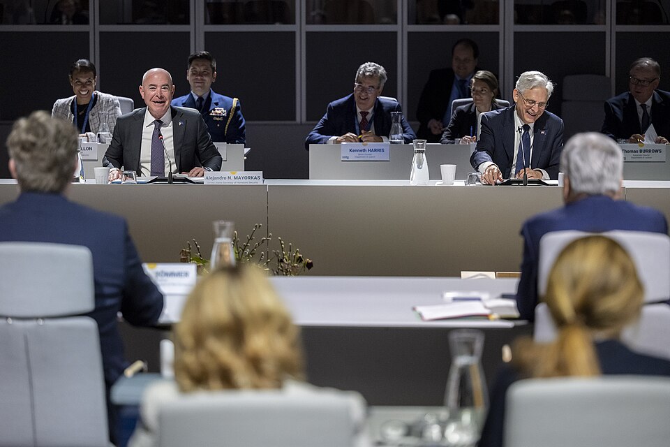 Zdjęcie ilustracyjne: U.S. Secretary of the Department of Homeland Security Secretary Alejandro Mayorkas travels to the United States-European Union Justice and Home Affairs Ministerial in Stockholm, Sweden on June 19, 2023 - 31.jpg