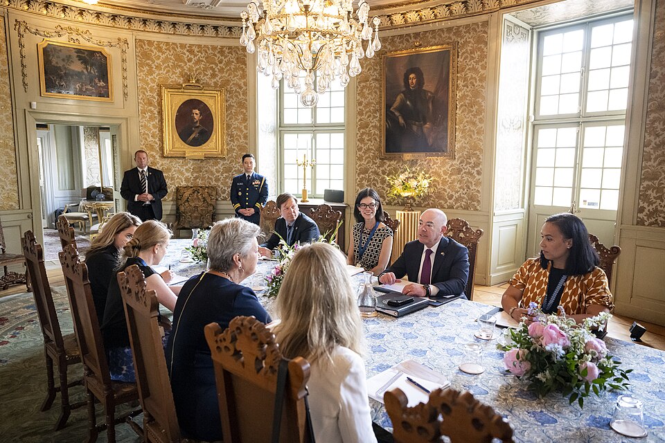 Zdjęcie ilustracyjne: U.S. Secretary of the Department of Homeland Security Secretary Alejandro Mayorkas travels to the United States-European Union Justice and Home Affairs Ministerial in Stockholm, Sweden on June 19, 2023 - 86.jpg