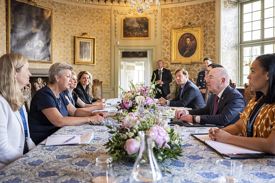 Zdjęcie ilustracyjne: U.S. Secretary of the Department of Homeland Security Secretary Alejandro Mayorkas travels to the United States-European Union Justice and Home Affairs Ministerial in Stockholm, Sweden on June 19, 2023 - 87.jpg