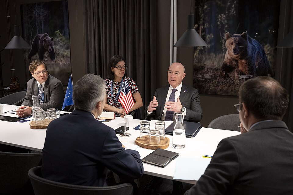 Zdjęcie ilustracyjne: U.S. Secretary of the Department of Homeland Security Secretary Alejandro Mayorkas travels to the United States-European Union Justice and Home Affairs Ministerial in Stockholm, Sweden on June 19, 2023 - 92.jpg